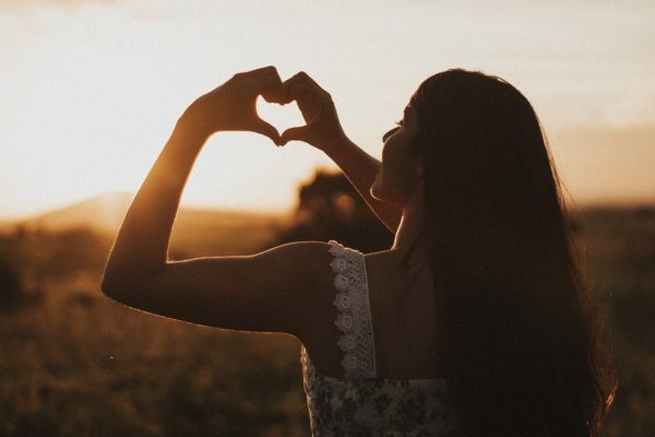 Femme épanouie dans la nature - Accompagnement des divorces à Tours.