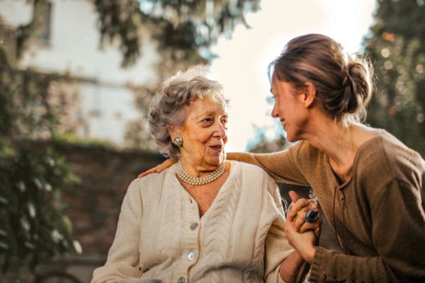 Senior souriante recevant une séance de bien-être dans un EHPAD à Tours.