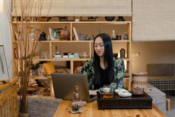 Accompagnement pour la reconversion professionnelle dans le bien-être à Tours - Femme épanouie et sereine dans un cadre zen.