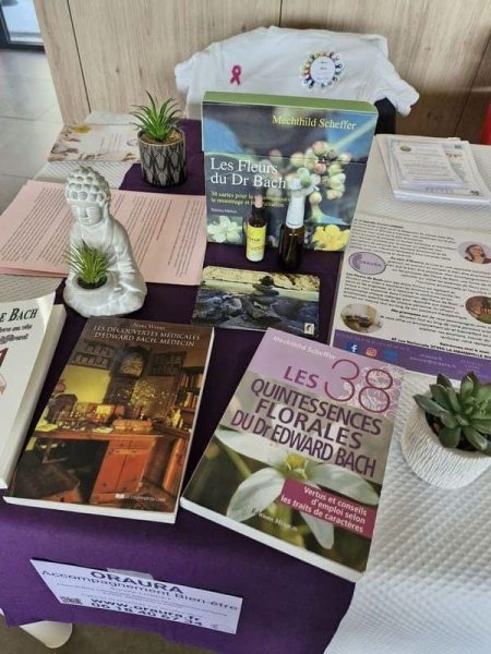 Stand Oraura autour des Fleurs de Bach lors de la journée Fées du Bien