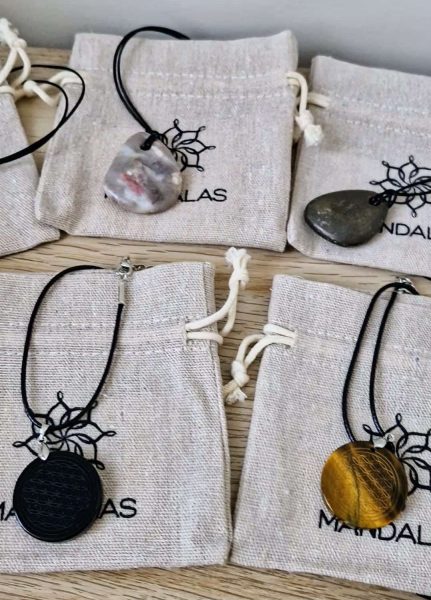 Pendentifs en pierres naturelles proposés en déstockage sur le stand Oraura au Salon du Bien-Être de Tours 2025