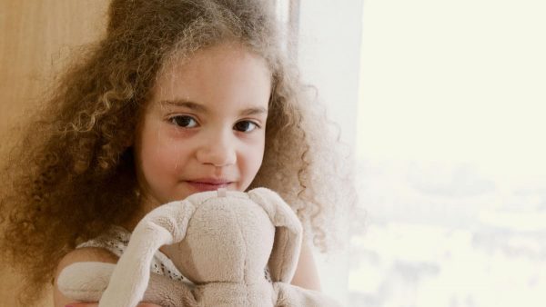 Enfant apaisé lors d’un accompagnement émotionnel à Tours en Touraine