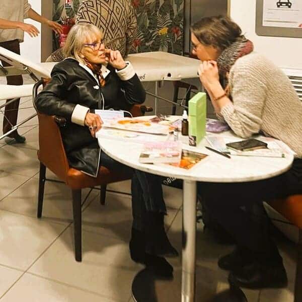 Moment partagé avec une résidente senior, autour des émotions et des Fleurs de Bach.