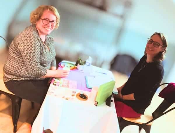 Photo d’une séance d’accompagnement Fleurs de Bach, montrant une professionnelle guidant une femme en transition pour gérer stress, sommeil et émotions avec un soutien personnalisé.
